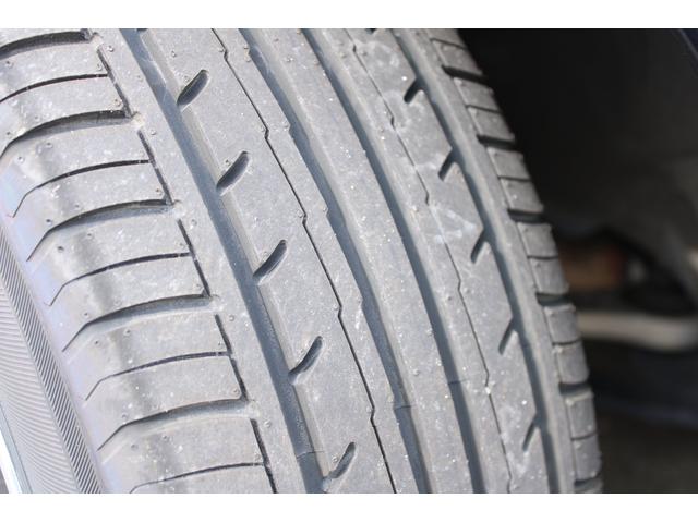 タイヤの残り溝の状態の写真です、新品タイヤなのでもちろん１０分山です