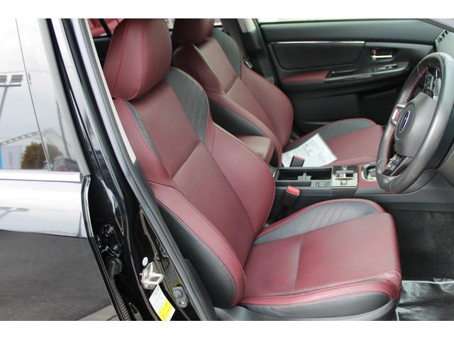 運転席シートの写真、、ＧＴ−ＳとＳＴＩスポーツはＧＴグレードよりもホールド感ある形状のシートを採用しています、また高級感ある本革シートを標準装備、スポーティなブラック＆ボルドーカラーのシートです