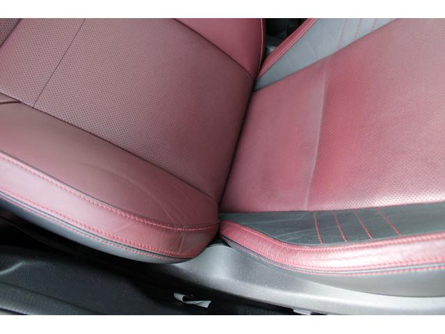 痛みの出やすい運転席シート右サイド部アップの写真、同じような年式の他の車とくらべて状態はいいと思います※中古車のため使用感はあります、細かいスレなど気になるかたは実写での確認がおすすめです