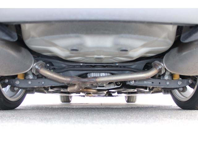 下まわりの写真です、積雪のある地域や海沿いにお住まいのかたには、ご納車前の車検・点検での追加オプションとして「スリーラスター下回り防錆塗装（厚塗り）」もおすすめです