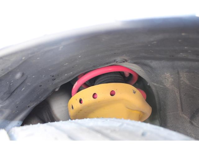 「ビルシュタイン製ダンパー」を標準装備、できるだけ乗り心地を損なわずコーナーでのロールを抑えてくれてタイヤの接地性も上がりスポーティな走りです、ＳＴＩスポーツはスプリングも専用のチェリーレッドカラー！