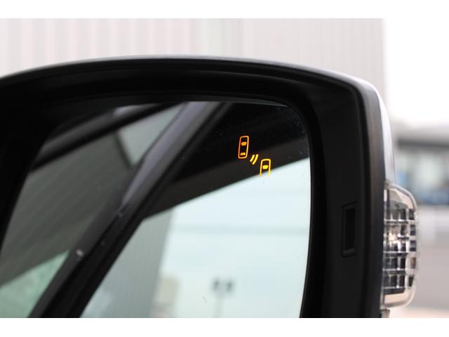 「後側方警戒支援システム」も装備、高速道路への合流など斜め後ろから近づく車を感知すると警告灯が点灯してお知らせ、また駐車場からの後退時に自車の後側方からの車の接近も検知し警告音で注意を促してくれます