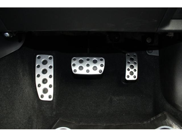 「アルミパッド付きスポーツペダル」も標準装備しています、見た目もスポーティで車に乗り込むたびに気持ちも高まる装備です