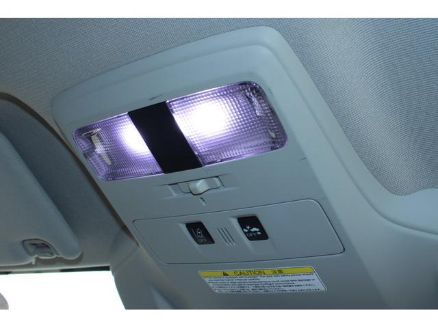 前席頭上には「マップランプ」もあります、社外品のＬＥＤランプ球に交換されています、純正より明るさもアップ