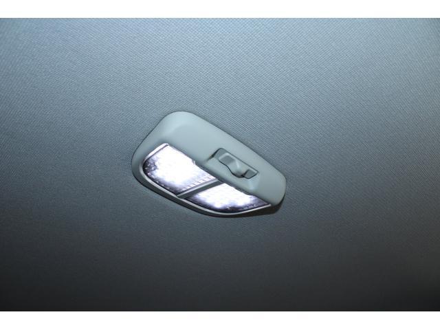 ルームランプやラゲッジランプも明るい社外品のＬＥＤランプ球に交換されています