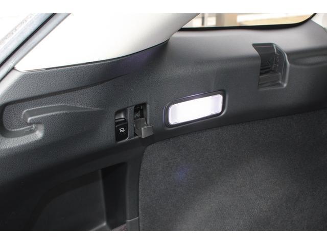 ラゲッジランプも明るい社外品のＬＥＤランプ球に交換されています