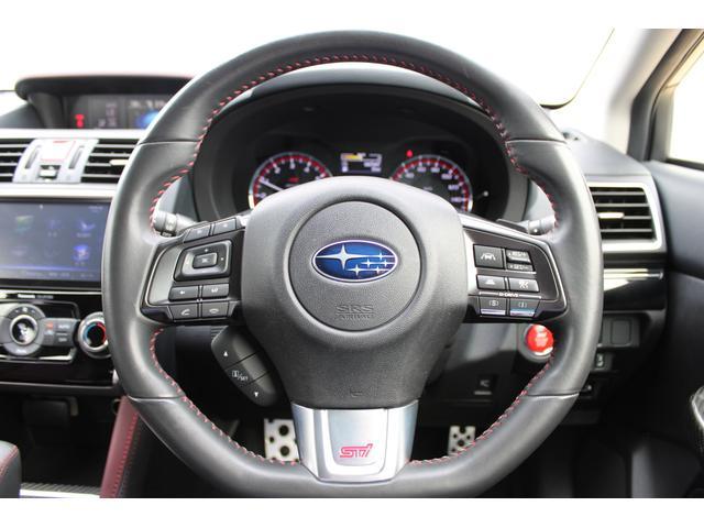 ステアリング周辺の写真、ＧＴ−Ｓ以上は肌触りのいいスムーズレザーの「本革巻きステアリング」を標準装備しています、同じような年式の他の車とくらべ表皮の状態はいいと思います