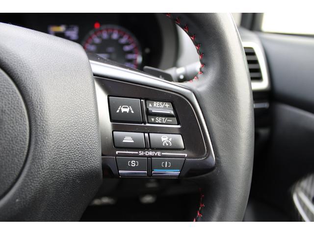 ステアリングスポーク右側には「追従クルーズコントロールスイッチ」、スバルのシステムは停止から高速域まで前車を追従できます、高速巡行だけでなく渋滞時も使えて便利です、レーンキープ機能も付いています