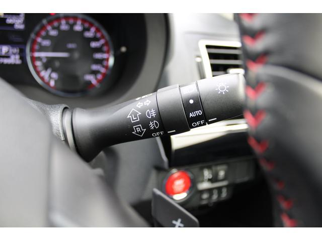 「オートライト」標準装備、薄暗い時間帯やトンネル内でのヘッドライトの点灯忘れも無くなりますね