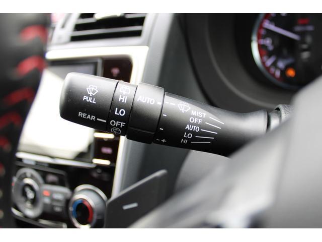 「オートワイパー」も標準装備、雨粒の量を感知してワイパーの動きの緩急を自動調整してくれます