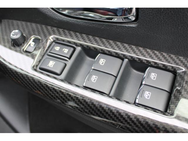 運転席側のパワーウインドウ・電動ドアミラーの集中スイッチパネルの写真、レヴォーグはすべてのウィンドウがオート機能付きでワンタッチで全開閉もできます