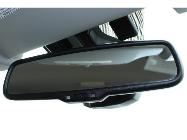 「自動防眩ルームミラー」も標準装備、後続車のヘッドライトが眩しいときには自動で鏡像を暗くしてくれます