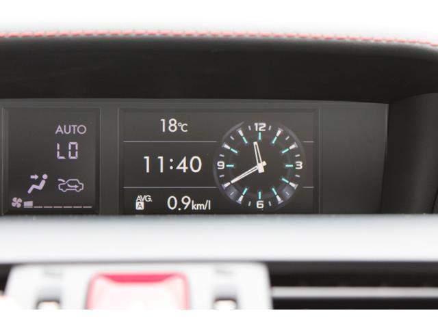 ダッシュ中央の見やすい位置にマルチファンクションディスプレイ装備、写真はアナログ時計・外気温・平均燃費の表示