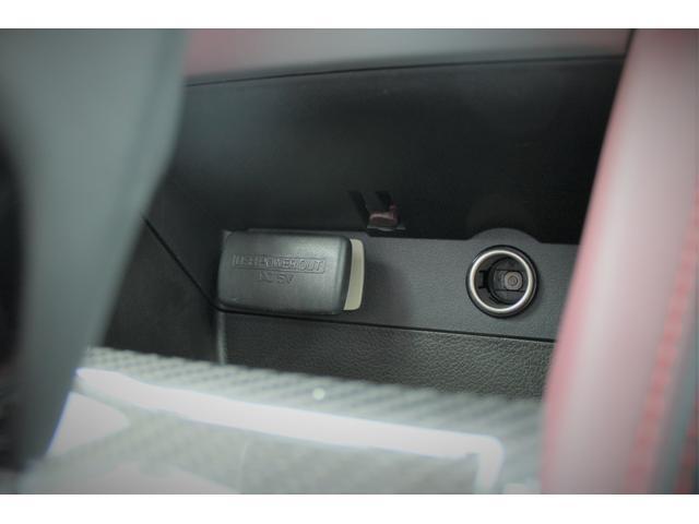 エアコンアパネルの下方に「ＵＳＢ電源×２」、「電源ソケット」があります、スマホなどを置けるスペースもあり使いやすい位置です