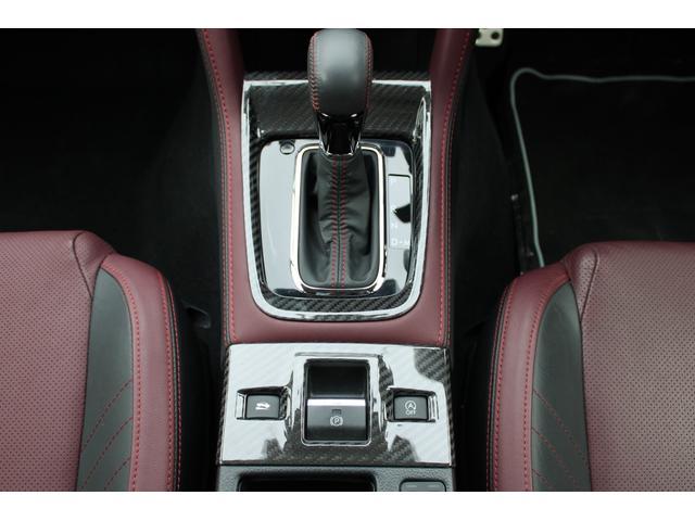 シフト周辺の画像、高級感ある「ピアノブラック調パネル＆シフトブーツ」を標準装備