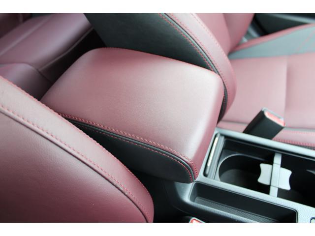 運転席と助手席の間に「アームレスト＆コンソールボックス」があります、意外と容量もあって使いやすいです、