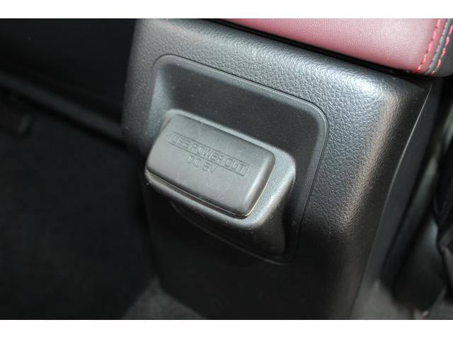 コンソールボックス後方に「後席用ＵＳＢ電源×２」もあります、後席のかたもロングドライブでも充電の心配いりません