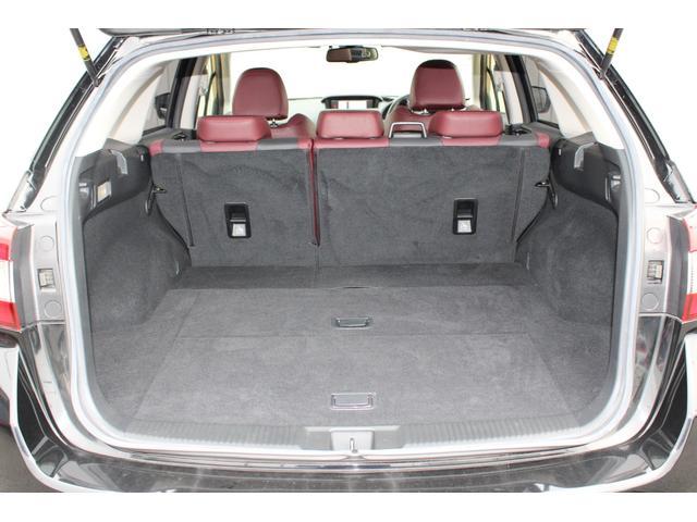 ラゲッジルームの全体像、開口部は広くでっぱりも無いデザインで大きな荷物も載せ降ろししやすいです