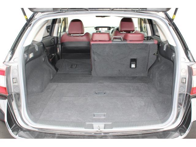 後席シートバックは６：４の分割可倒式、３名の際には後席シートバックを片側だけ前倒して長さのある荷物も載せられます