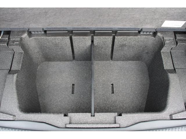 ラゲッジのフロアボード下にサブトランクが２室あります、こちらは後室の写真、大きめのサブトランクで使い勝手も良いです