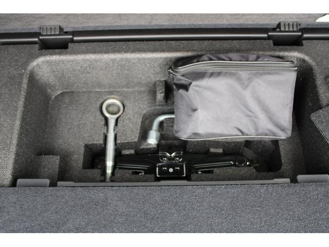 こちらは前室のサブトランクの写真、ジャッキやアイボルトなどが格納されています