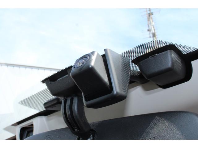 �u�h���C�u���R�[�_�[�v���I�v�V���������A�A�C�T�C�g�J������h���C�o�[�̎��E�̎ז��ɂȂ�Ȃ����^�J�����ʑ̃^�C�v�A�i�r�̃o�b�N�J�����𗘗p���đ��s���̌����^�悷��悤�ɐݒ���ł��܂�