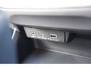 インパネ下方に通信・充電用ＵＳＢ×２（ＴｙｐｅＡ、ＴｙｐｅＣ）とＡＵＸ入力端子をオプション装備、夜間でもわかりやすいようにポート部は白色の照明を採用、スマホなどを置けるスペースもあり使いやすい位置です