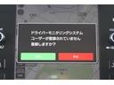 「ドライバーモニタリングシステム」を装備、カメラがドライバーを認識すると事前設定したシート位置やドアミラー角度を自動再現、運転中はドライバーを見守り眠気や不注意があると注意喚起して安全運転をサポート
