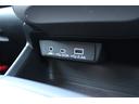 インパネ下方に通信・充電用ＵＳＢ×２（ＴｙｐｅＡ、ＴｙｐｅＣ）とＡＵＸ入力端子をオプション装備、夜間でもわかりやすいようにポート部は白色の照明を採用、スマホなどを置けるスペースもあり使いやすい位置です