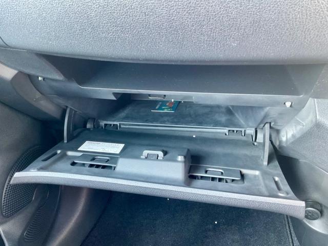 十分な収納量のグローブボックスです