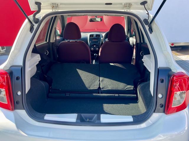 後部座席の背もたれを前方に倒して頂く事でラゲッジスペースが広くなり背の高い荷物や長尺の荷物などたくさんの荷物も積込みができて一度に運ぶ事も可能です。
