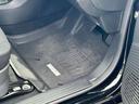 純正フロアカーペットが装着されています。複雑なフロア形状にマッチしていますね