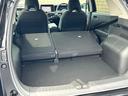 後部座席の背もたれを前方に倒して頂く事でラゲッジスペースが広くなり背の高い荷物や長尺の荷物などたくさんの荷物も積込みができて一度に運ぶ事も可能です。