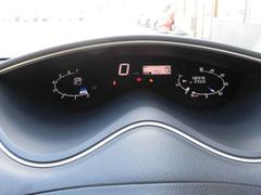 スピードメーターはデジタルで右側のモニターに車両情報等が映し出されます。 5