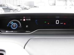 スピードメーターはデジタルで左側にモニターがあり車両情報の画像が映し出されます。 5