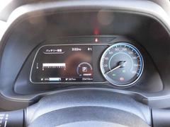 スピードメーターはアナログで左側にモニターがあり車両情報等が映し出されます。 5