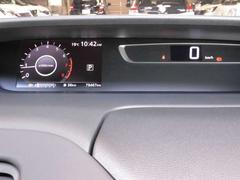 スピードメーターはデジタルで左側にモニターがあり車両情報やアラウンドビューモニターの画像が映し出されます。 5