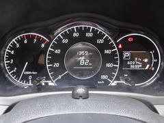 視認性の良いアナログメーターで中央にモニターがあり車両情報等が映し出されます。 5
