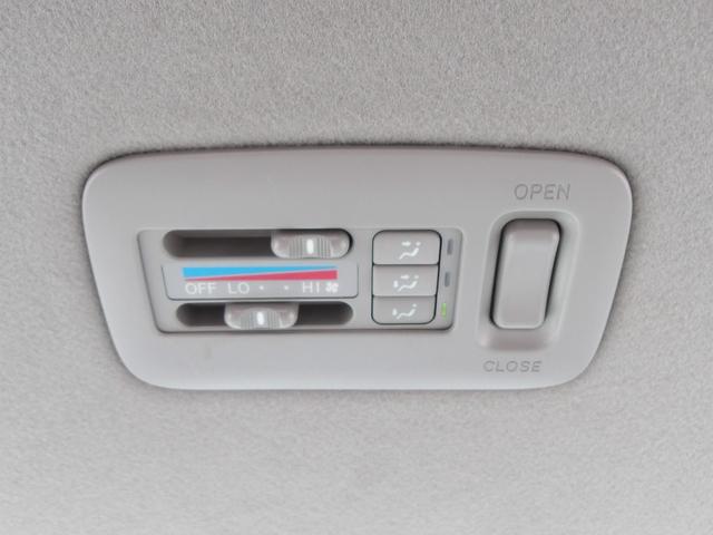 エスティマＬ Ｇ　ツインムーンルーフ　Ｖ６／３０００　回転シート　８人乗　ナビ／ＡＭ／ＦＭ／ＣＤチューナー　ＥＴＣ　ＵＶ＆プライバシーガラス　Ｗエアコン　キーレス　ウッドコンビハンドル　チルトステアリング　アームレスト（17枚目）
