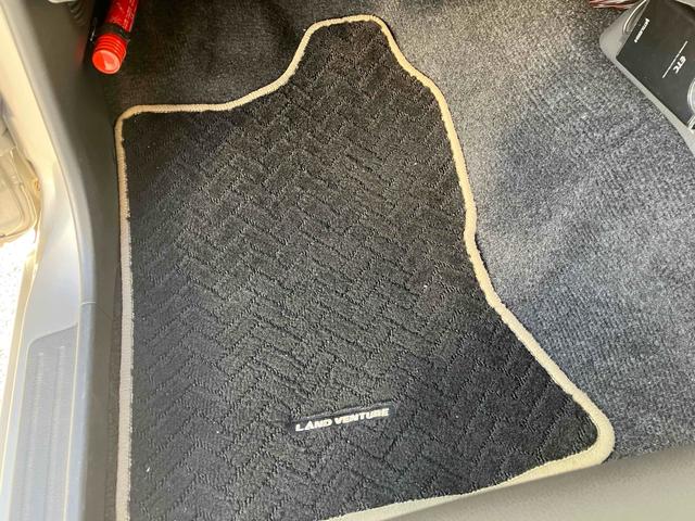 ジムニー ランドベンチャー　４ＷＤ　ＥＴＣ　ナビ　ＴＶ　キーレスエントリー　電動格納ミラー　シートヒーター　ＡＴ　ＡＢＳ　ＣＤ　ＵＳＢ　ミュージックプレイヤー接続可　アルミホイール　衝突安全ボディ　エアコン　パワーウィンドウ（63枚目）