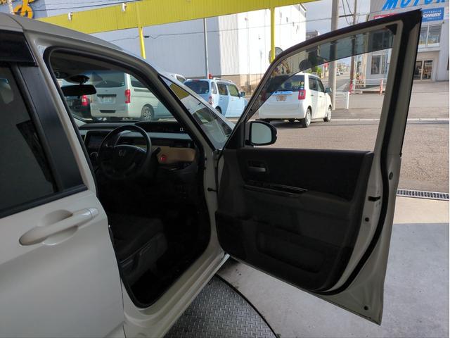 フリード Ｇ・ホンダセンシング　後席モニター　衝突軽減装置　両側電動スライド　追従クルコン　レーンアシスト　車線逸脱警報　バックカメラ　ＢＴオーディオ　ＣＤ・ＤＶＤ再生　純正ナビ　６人乗り　ＥＴＣ　アイドリングストップ　Ｐスタート（37枚目）