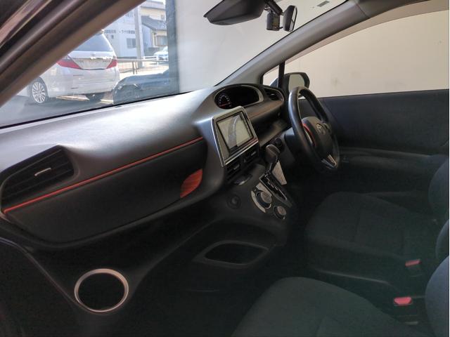 シエンタ Ｇ　両側電動スライド　衝突軽減装置　社外ナビ　車線逸脱警報　バックカメラ　７人乗り　３列シート　ドラレコ　ＥＴＣ　ＣＤ・ＤＶＤ再生　フルセグＴＶ　アイドリングストップ（8枚目）