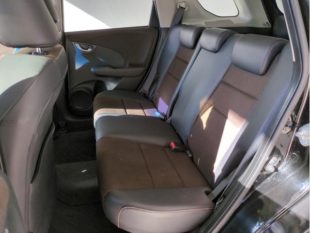 フィットシャトルハイブリッド ハイブリッド・スマートセレクション 純正ナビ オートクルコン ハーフレザーシート ワンオーナー車 スマートキー USB接続 CD・DVD再生 社外アルミ アイドリングストップ HIDライト オートライト 横滑り防止装置(10枚目)