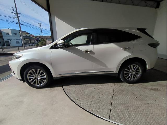 ハリアー プレミアム　アドバンスドパッケージ　衝突軽減Ｂ　全周囲カメラ　レーンキープ　クリアランスソナー　ＳＤナビ　追従クルコン　電動リアゲート　電動シート　ＬＥＤライト　オ－トライト　ドラレコ　ＥＴＣ　純正アルミ　ＢＴ接続　ステアリモコン（51枚目）