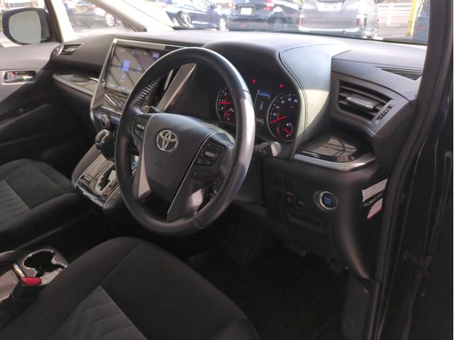 アルファード ２．５Ｓ　Ａパッケージ　サンルーフ　後席モニター　衝突軽減装置　両側電動スライド　追従クルコン　障害物センサー　ＢＳＭ　レーンアシスト　バックカメラ　ＢＴオーディオ　ＵＳＢ接続　ＥＴＣ２．０　純正ナビ　オットマン　７人乗り（24枚目）