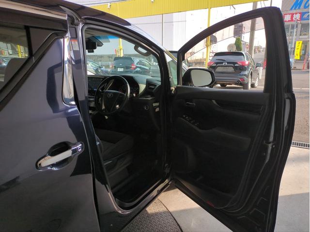 アルファード ２．５Ｓ　Ａパッケージ　サンルーフ　後席モニター　衝突軽減装置　両側電動スライド　追従クルコン　障害物センサー　ＢＳＭ　レーンアシスト　バックカメラ　ＢＴオーディオ　ＵＳＢ接続　ＥＴＣ２．０　純正ナビ　オットマン　７人乗り（44枚目）