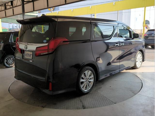 アルファード ２．５Ｓ　Ａパッケージ　サンルーフ　後席モニター　衝突軽減装置　両側電動スライド　追従クルコン　障害物センサー　ＢＳＭ　レーンアシスト　バックカメラ　ＢＴオーディオ　ＵＳＢ接続　ＥＴＣ２．０　純正ナビ　オットマン　７人乗り（50枚目）