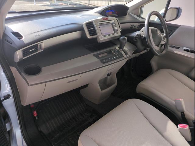 フリードハイブリッド ジャストセレクション　電動スライドドア　メモリーナビ　オ－トクルコン　ＨＩＤライト　オートライト　ドラレコ　ＥＴＣ　ＣＤ／ＤＶＤ再生　スマートキー　電動格納ミラー　ＵＳＢ接続　ウォークスルー（8枚目）