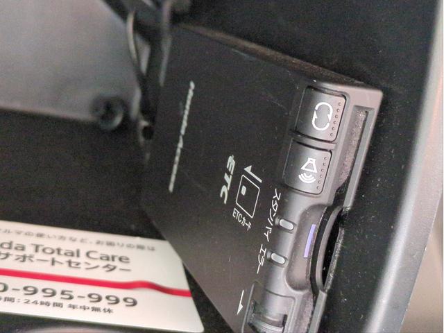 フリードハイブリッド ジャストセレクション　電動スライドドア　メモリーナビ　オ－トクルコン　ＨＩＤライト　オートライト　ドラレコ　ＥＴＣ　ＣＤ／ＤＶＤ再生　スマートキー　電動格納ミラー　ＵＳＢ接続　ウォークスルー（16枚目）