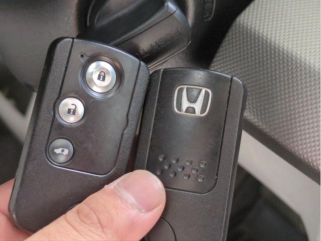 フリードハイブリッド ジャストセレクション　電動スライドドア　メモリーナビ　オ－トクルコン　ＨＩＤライト　オートライト　ドラレコ　ＥＴＣ　ＣＤ／ＤＶＤ再生　スマートキー　電動格納ミラー　ＵＳＢ接続　ウォークスルー（18枚目）